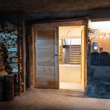 La Corte Di Artemio, Ospitar Ceto